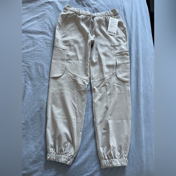 NWT lululemon Relaxed MR Cargo Pant - Picture 1 of 3